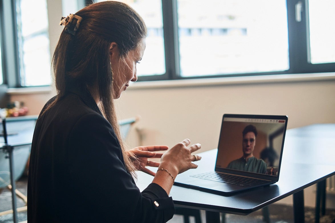 Beraterin führt ein vertrauliches Online-Gespräch mit einem Mitarbeiter per Videoanruf.